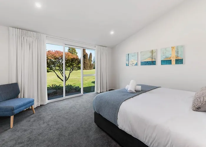 Villa Above Par Golf Course With Hot Tub 4bd3bth Rotorua