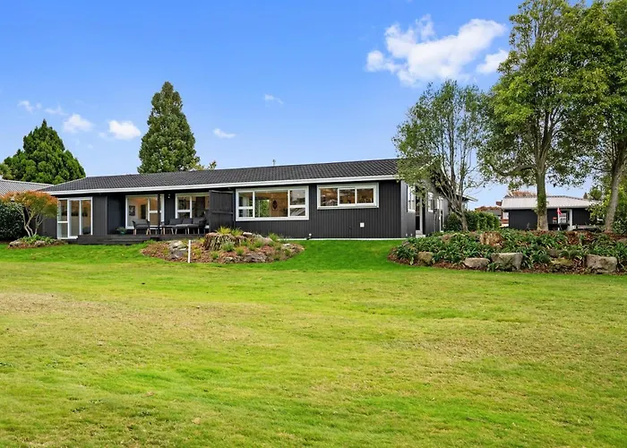 Above Par Golf Course With Hot Tub 4bd3bth * Rotorua