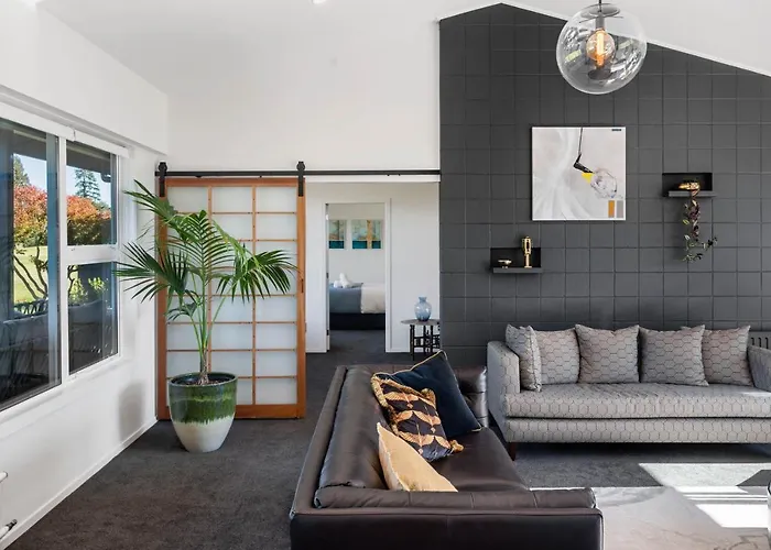 Villa Above Par Golf Course With Hot Tub 4bd3bth Rotorua
