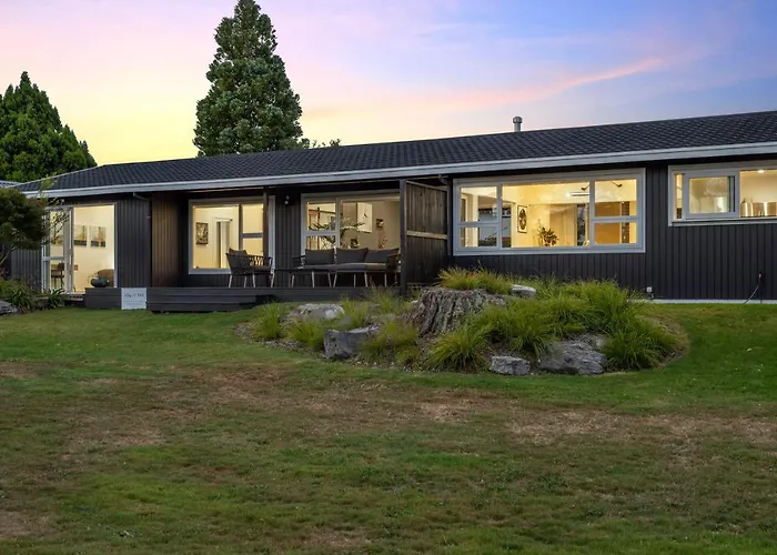 Above Par Golf Course With Hot Tub 4bd3bth Rotorua