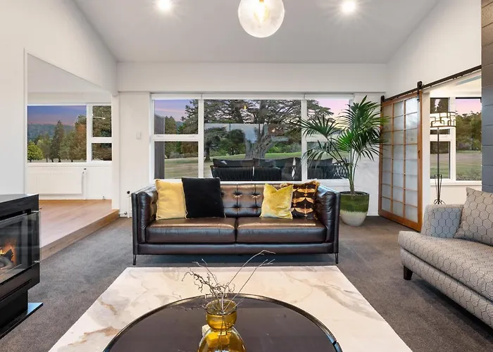 Above Par Golf Course With Hot Tub 4bd3bth * Rotorua