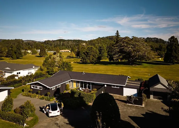 Above Par Golf Course With Hot Tub 4bd3bth Rotorua
